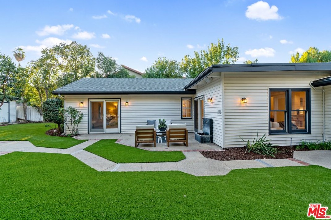 18128 Erwin St, Los Angeles CA  91335-7146 exterior