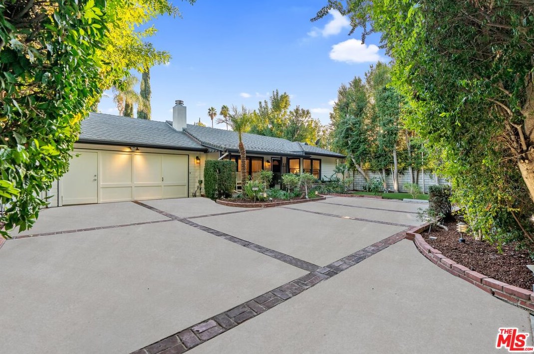 18128 Erwin St, Los Angeles CA  91335-7146 exterior