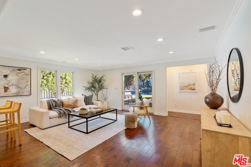 18128 Erwin St, Los Angeles CA  91335-7146 exterior