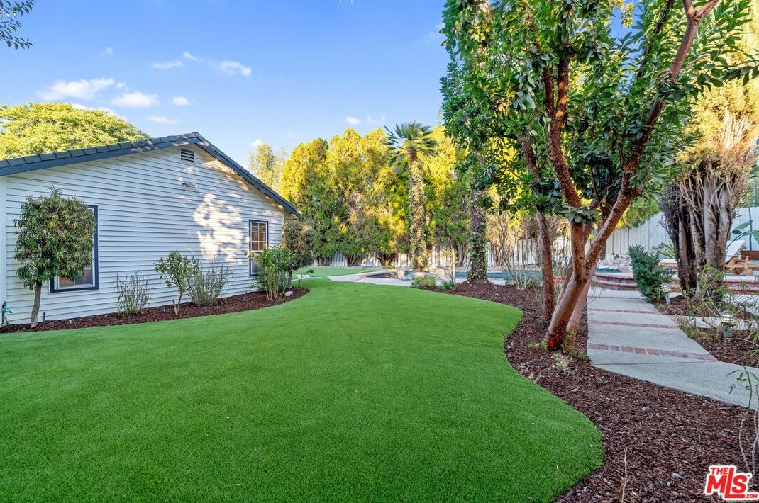 18128 Erwin St, Los Angeles CA  91335-7146 exterior