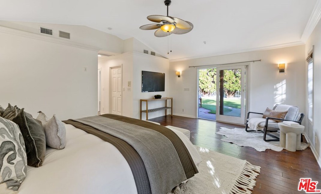 18128 Erwin St, Los Angeles CA  91335-7146 exterior