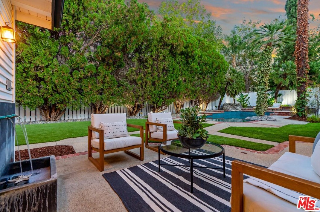 18128 Erwin St, Los Angeles CA  91335-7146 exterior