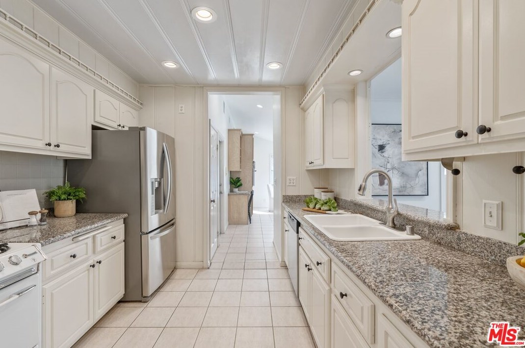 18128 Erwin St, Los Angeles CA  91335-7146 exterior