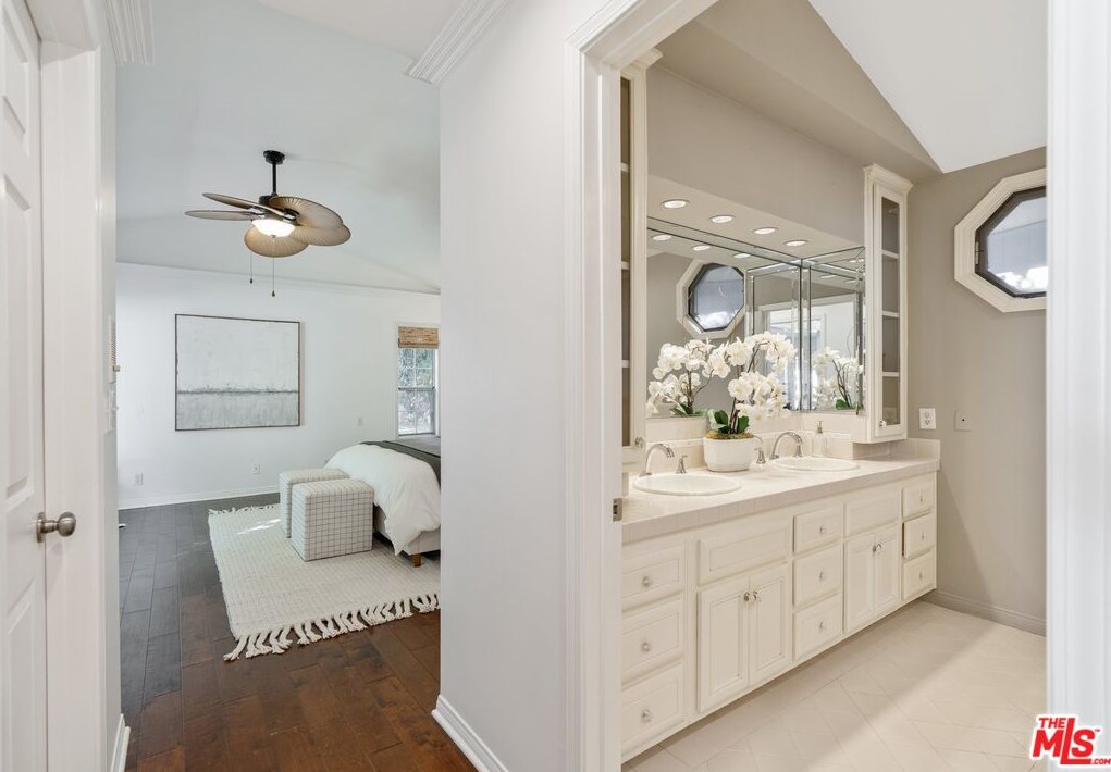 18128 Erwin St, Los Angeles CA  91335-7146 exterior