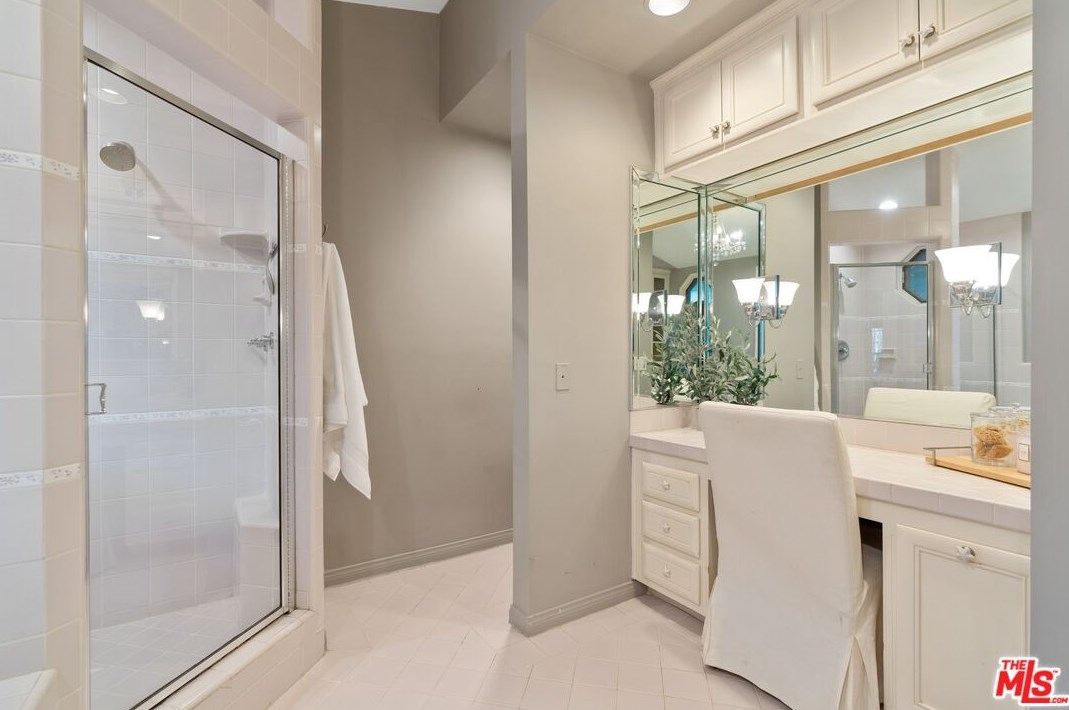 18128 Erwin St, Los Angeles CA  91335-7146 exterior