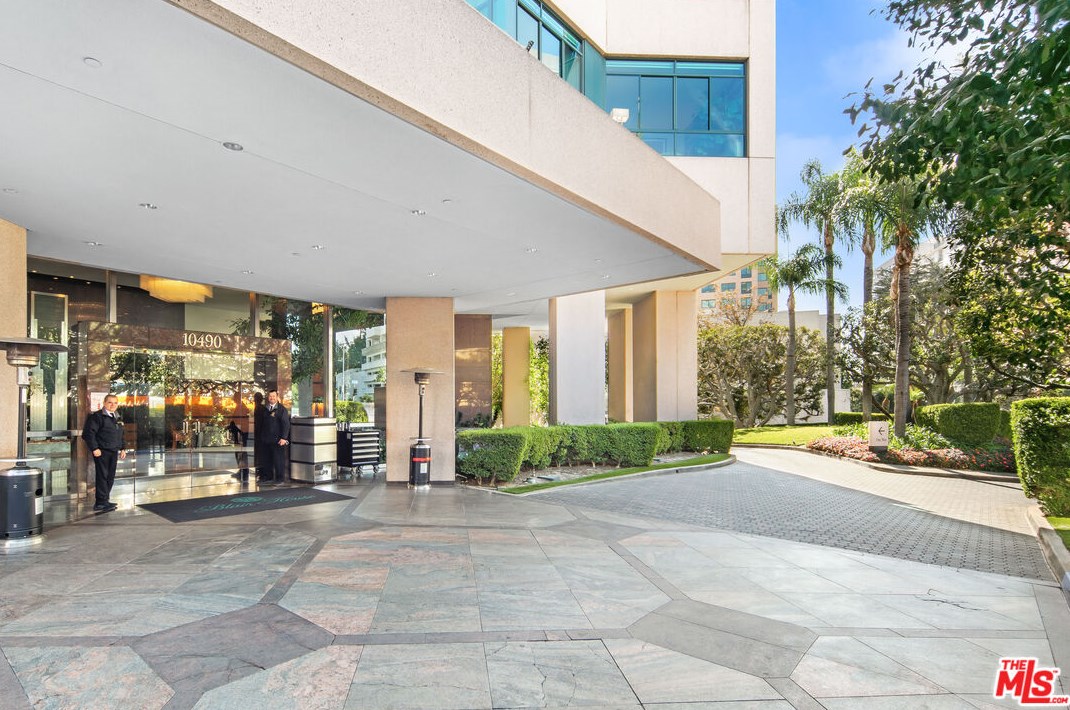 10490 Wilshire Blvd, Los Angeles CA  90024-4621 exterior
