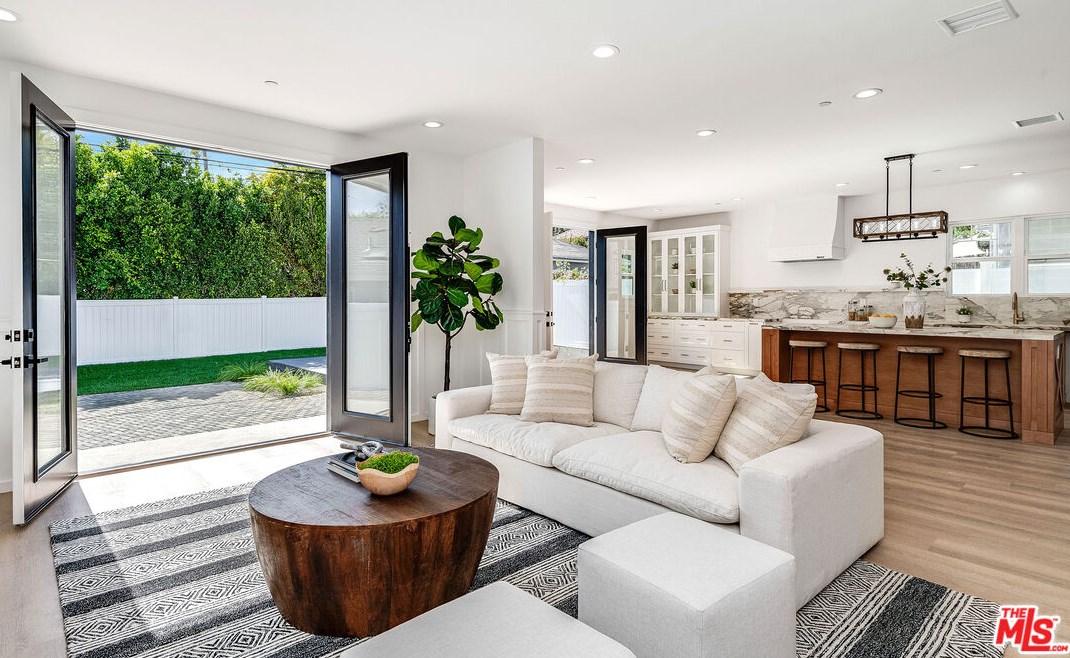 1025 Carmelina Ave, Los Angeles CA  90049-5809 exterior