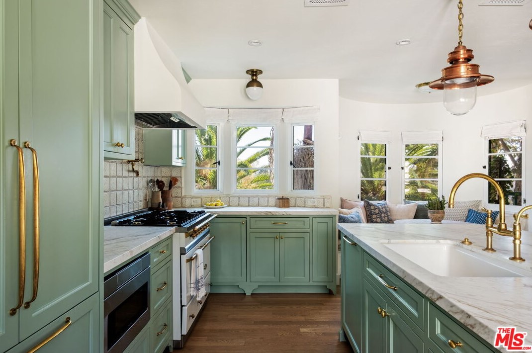 2466 Moreno Dr, Los Angeles CA  90039-2640 exterior