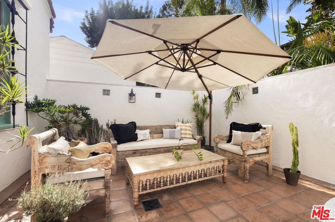 2466 Moreno Dr, Los Angeles CA  90039-2640 exterior