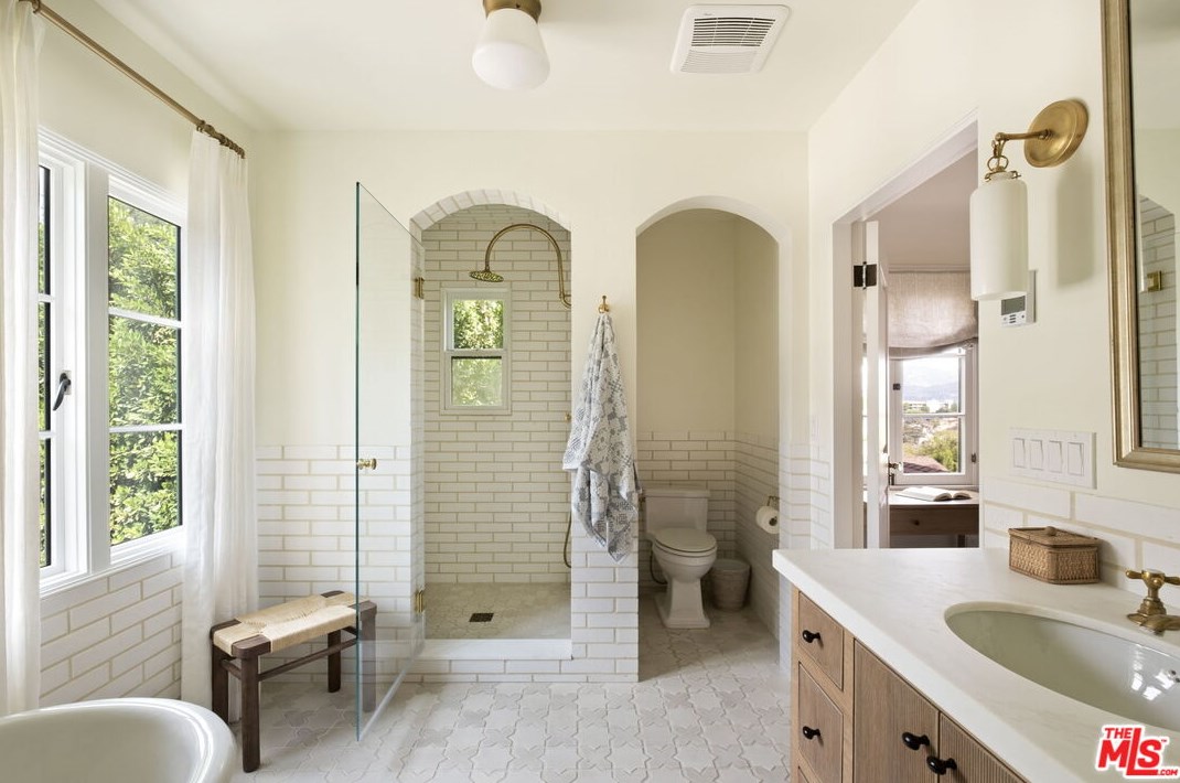 2466 Moreno Dr, Los Angeles CA  90039-2640 exterior