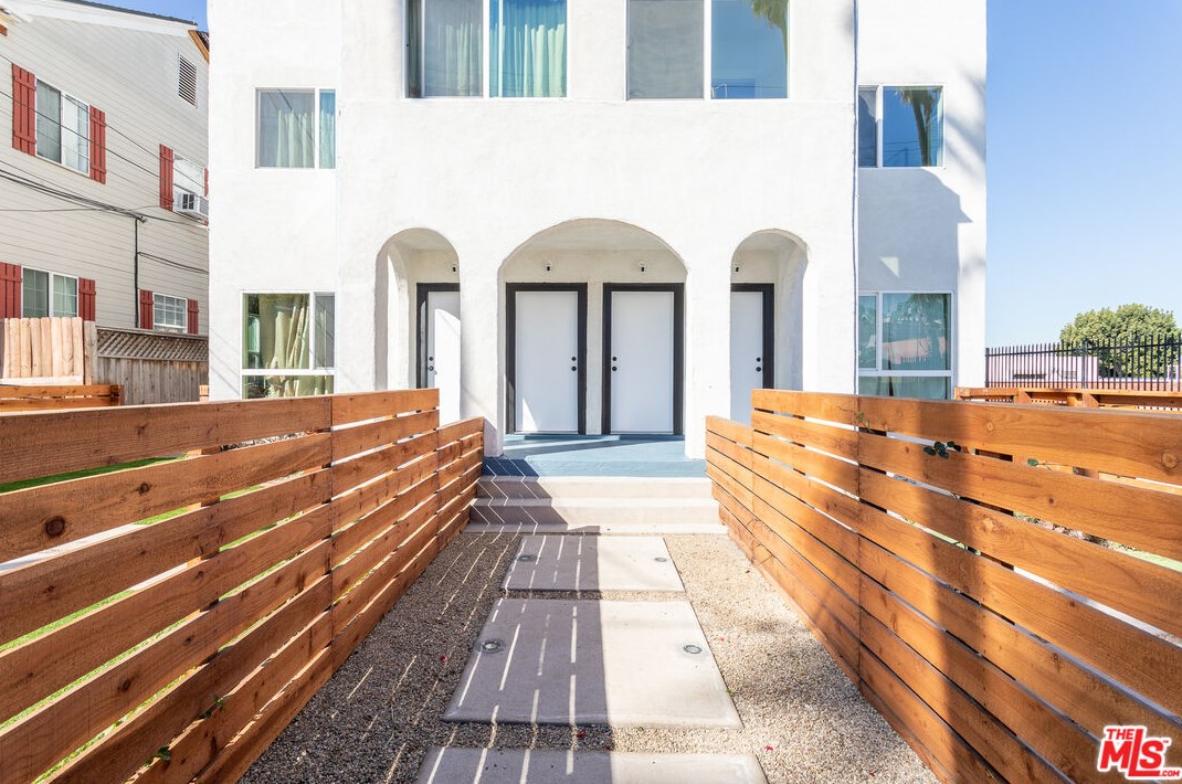 117 Westlake Ave, Los Angeles CA  90006-3014 exterior