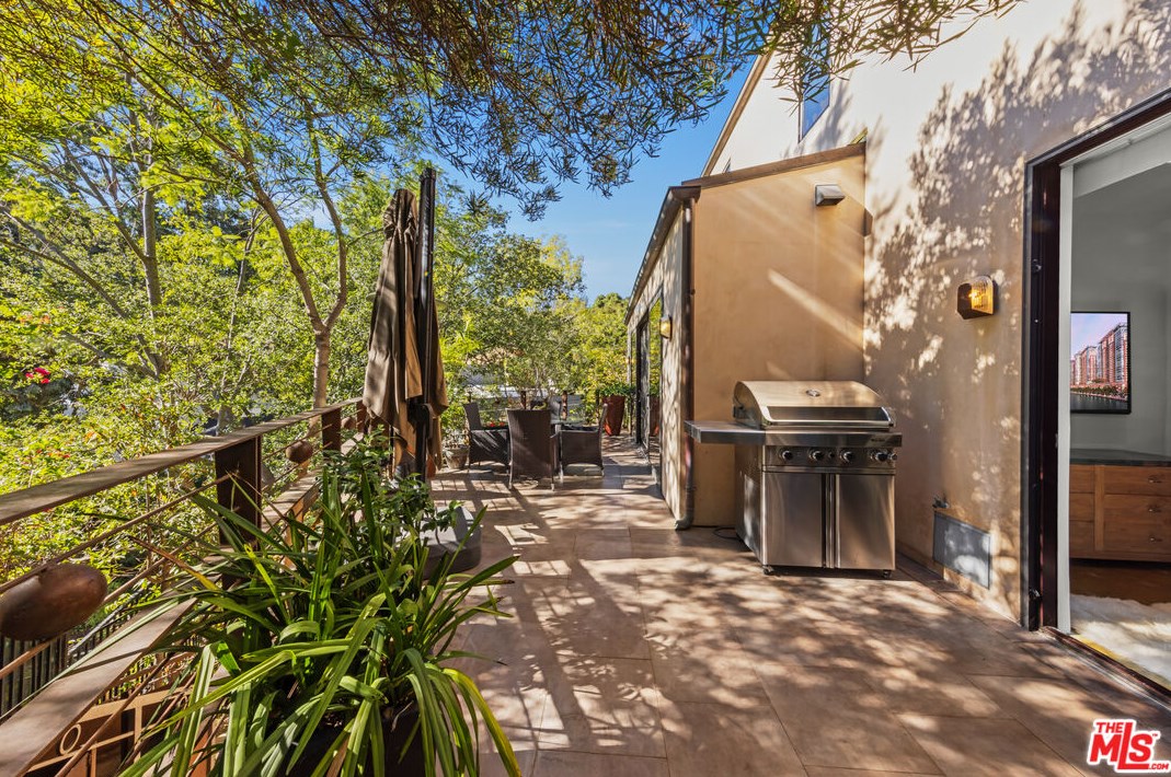 3110 Deronda Dr, Los Angeles CA  90068-1608 exterior