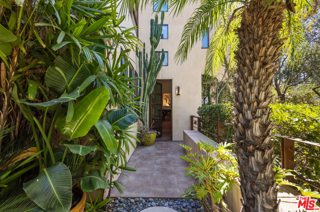 3110 Deronda Dr, Los Angeles CA  90068-1608 exterior