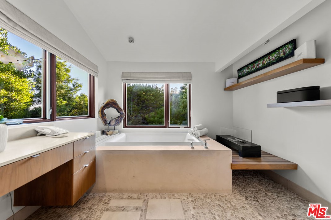 3110 Deronda Dr, Los Angeles CA  90068-1608 exterior