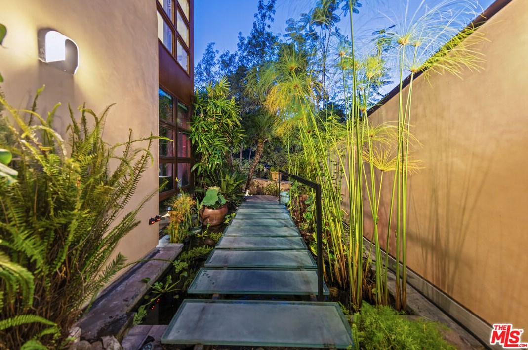 3110 Deronda Dr, Los Angeles CA  90068-1608 exterior