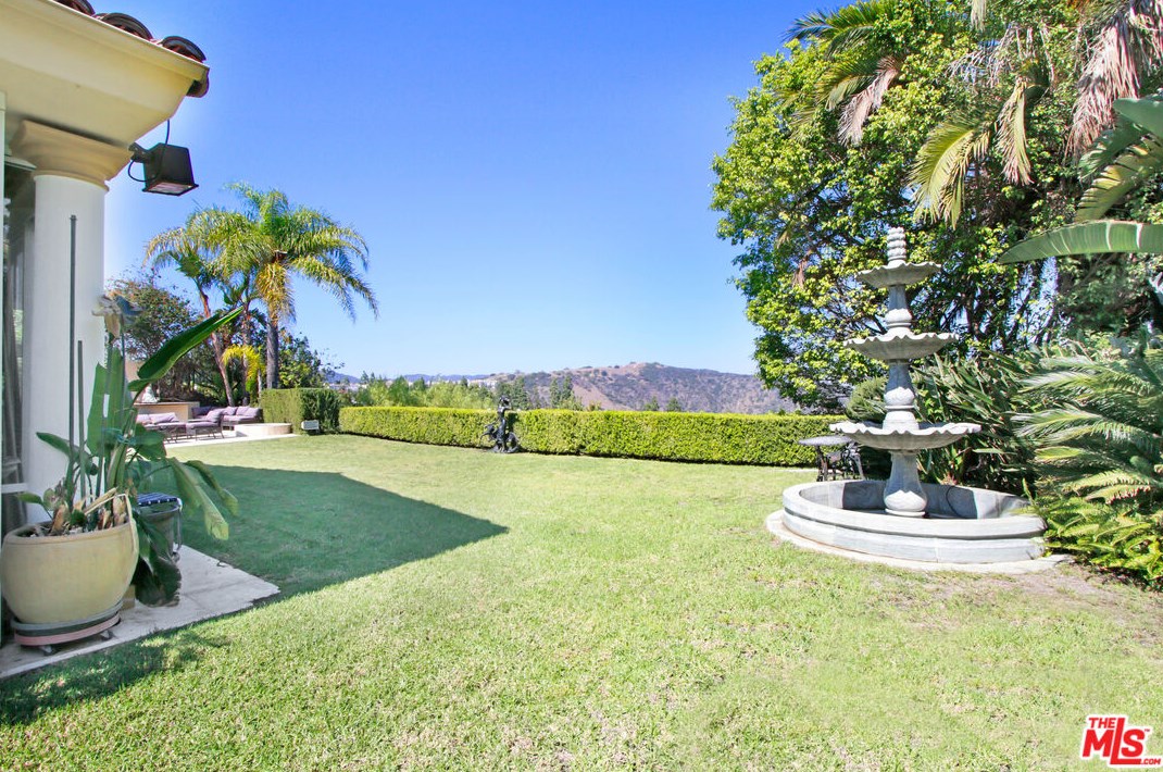 12535 Promontory Rd, Los Angeles CA  90049-6814 exterior