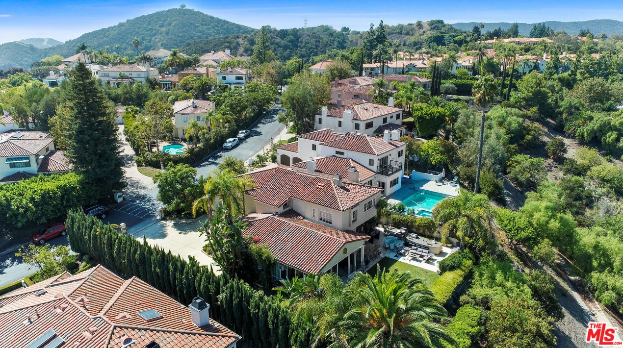 12535 Promontory Rd, Los Angeles CA  90049-6814 exterior
