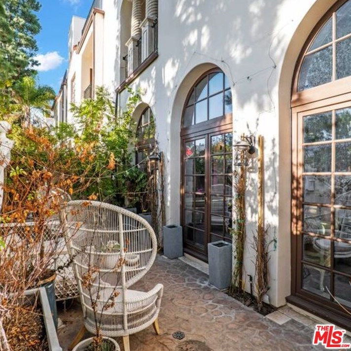 11937 Sunset Blvd, Los Angeles CA  90049-4260 exterior