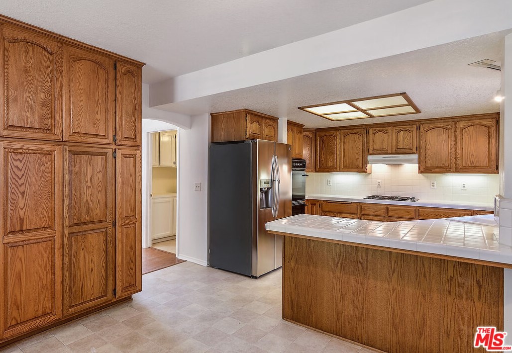 6453 Nancy St, Los Angeles CA  90045-1249 exterior
