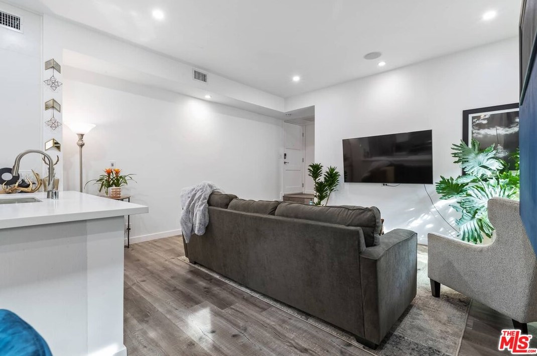 1114 Kings Rd, Los Angeles CA  90069-5471 exterior