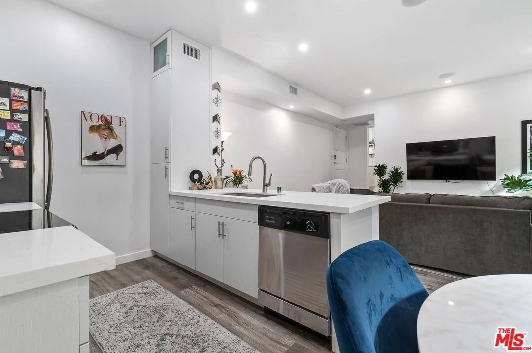 1114 Kings Rd, Los Angeles CA  90069-5471 exterior