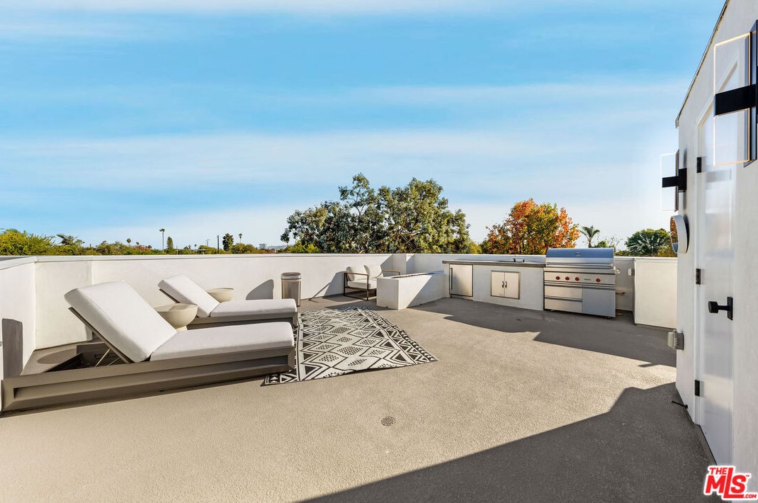 2739 Oakhurst Ave, Los Angeles CA  90034-1850 exterior