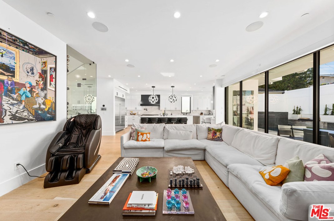 2739 Oakhurst Ave, Los Angeles CA  90034-1850 exterior