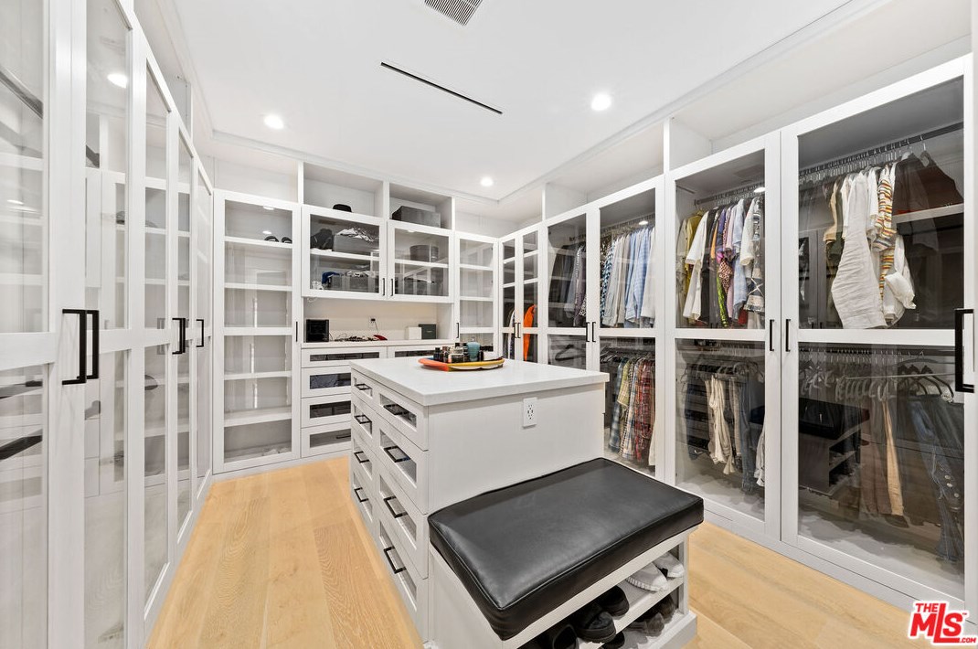 2739 Oakhurst Ave, Los Angeles CA  90034-1850 exterior