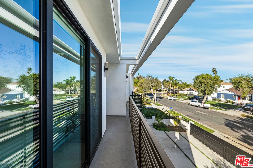 2739 Oakhurst Ave, Los Angeles CA  90034-1850 exterior