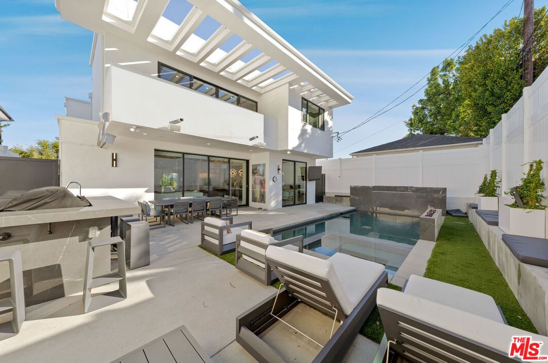 2739 Oakhurst Ave, Los Angeles CA  90034-1850 exterior