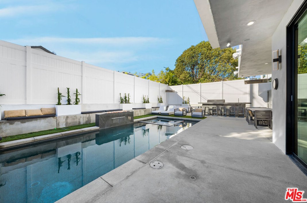 2739 Oakhurst Ave, Los Angeles CA  90034-1850 exterior