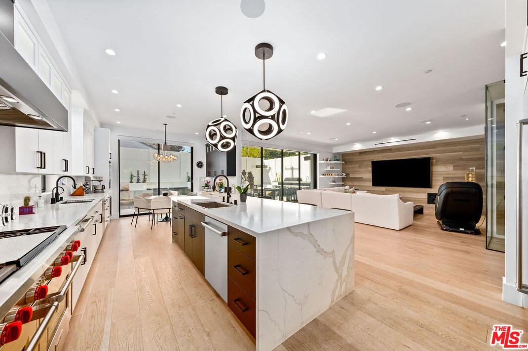 2739 Oakhurst Ave, Los Angeles CA  90034-1850 exterior