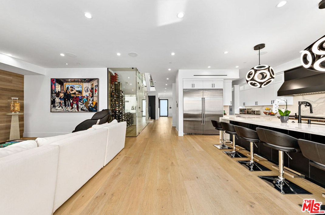 2739 Oakhurst Ave, Los Angeles CA  90034-1850 exterior
