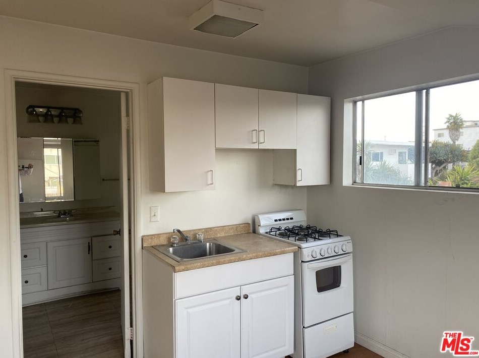 3843 Wade St, Los Angeles CA  90066-4203 exterior