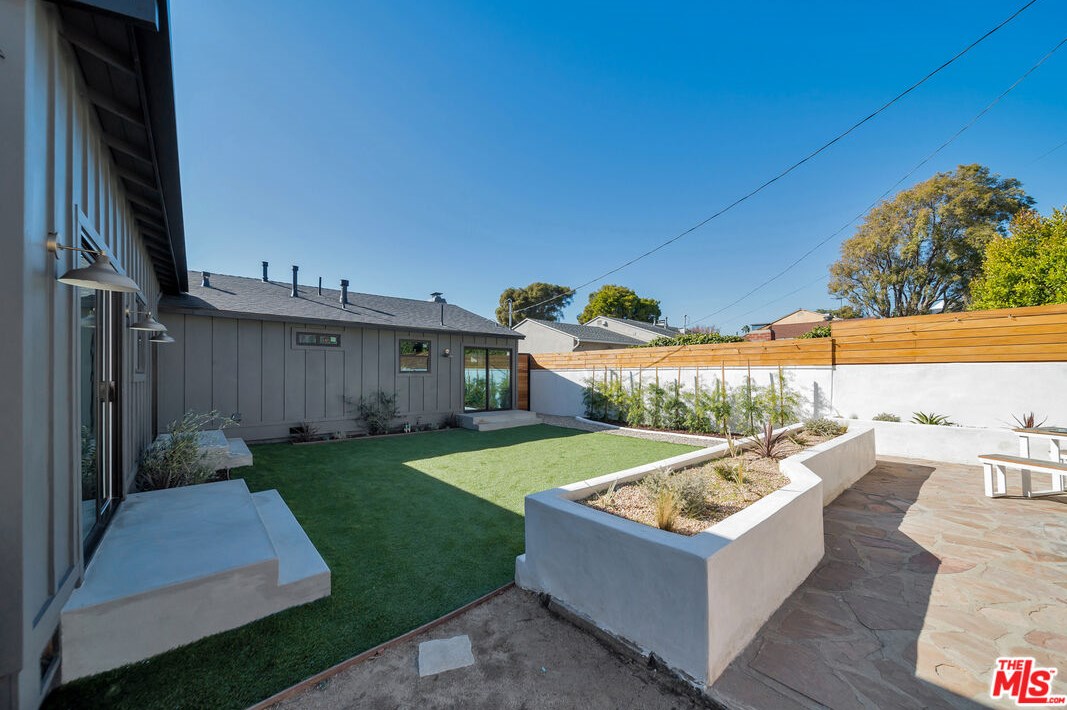 8806 Bleriot Ave, Los Angeles CA  90045-4108 exterior