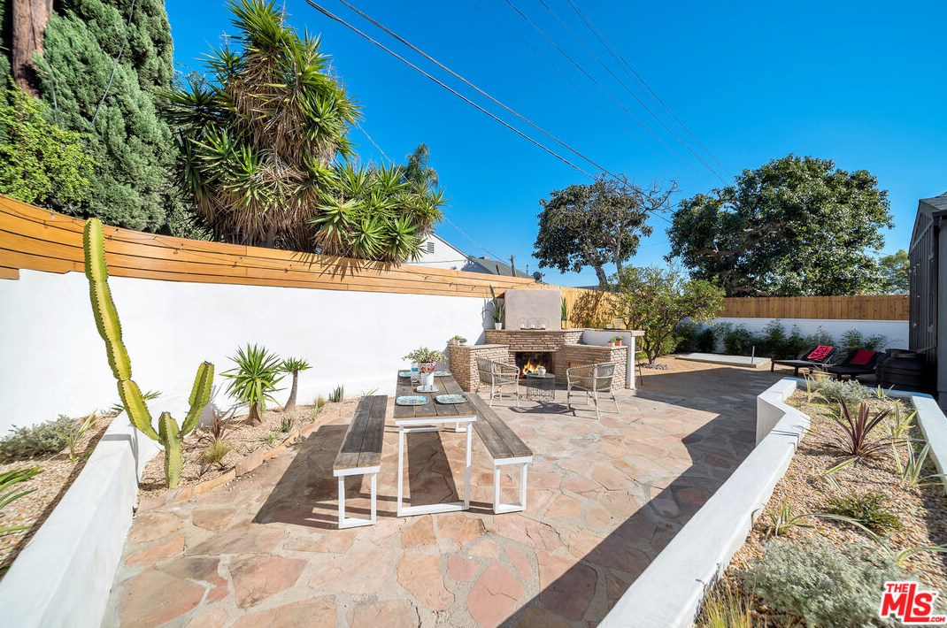 8806 Bleriot Ave, Los Angeles CA  90045-4108 exterior