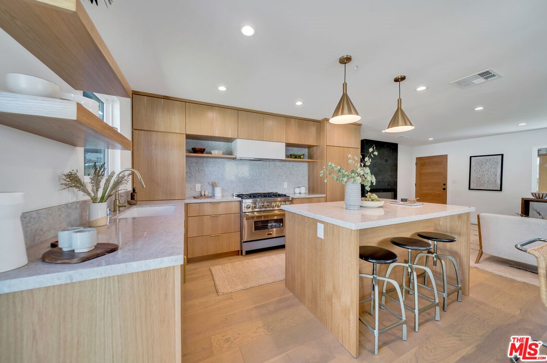 8806 Bleriot Ave, Los Angeles CA  90045-4108 exterior