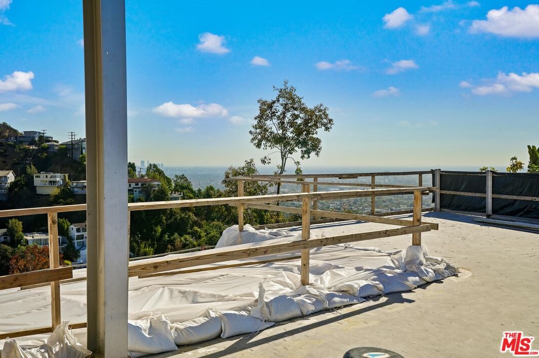1546 Viewsite Dr, Los Angeles CA  90069-1323 exterior
