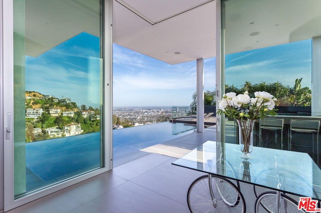 1546 Viewsite Dr, Los Angeles CA  90069-1323 exterior