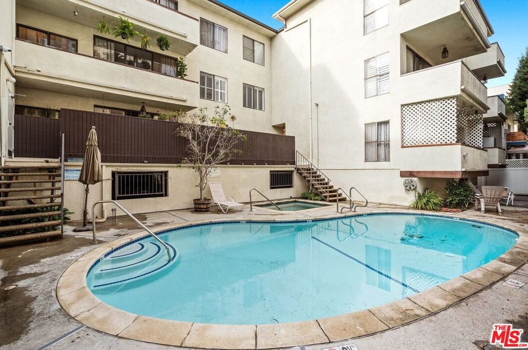 1434 Greenfield Ave, Los Angeles CA  90025-3423 exterior