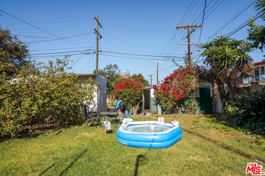 1013 52nd St, Los Angeles CA  90011-4605 exterior