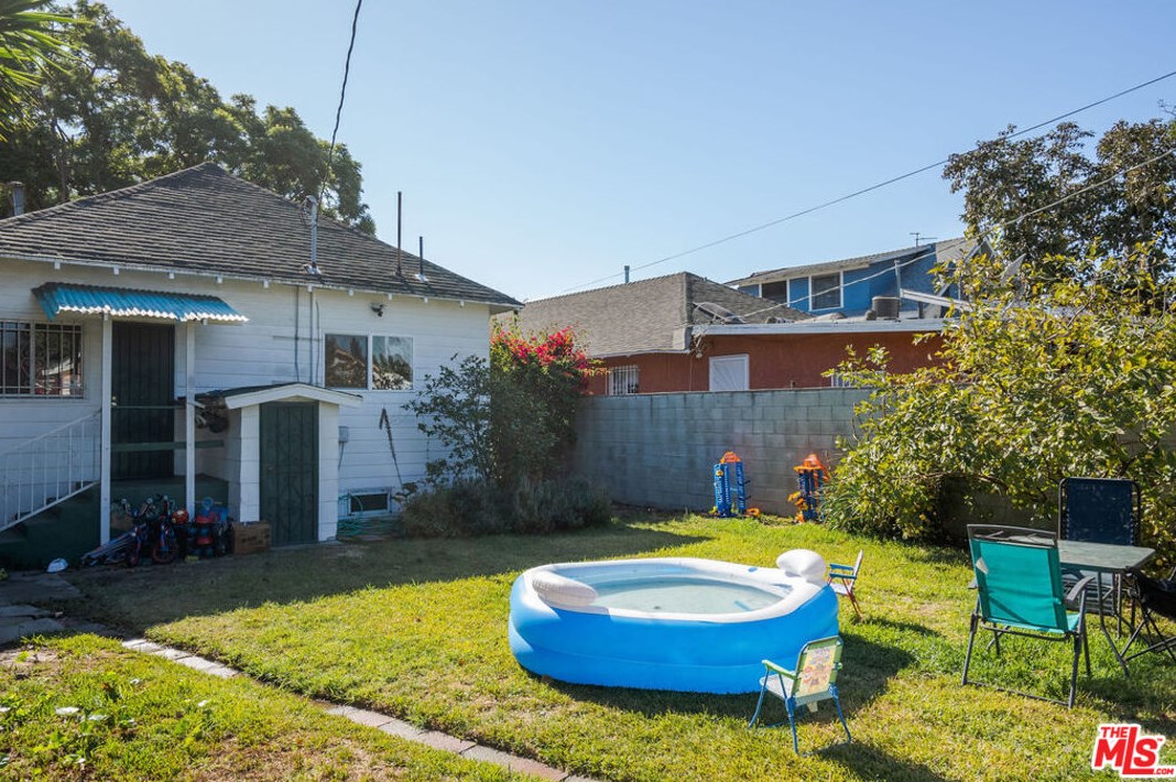 1013 52nd St, Los Angeles CA  90011-4605 exterior