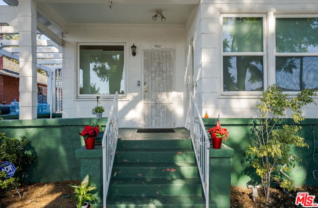 1013 52nd St, Los Angeles CA  90011-4605 exterior