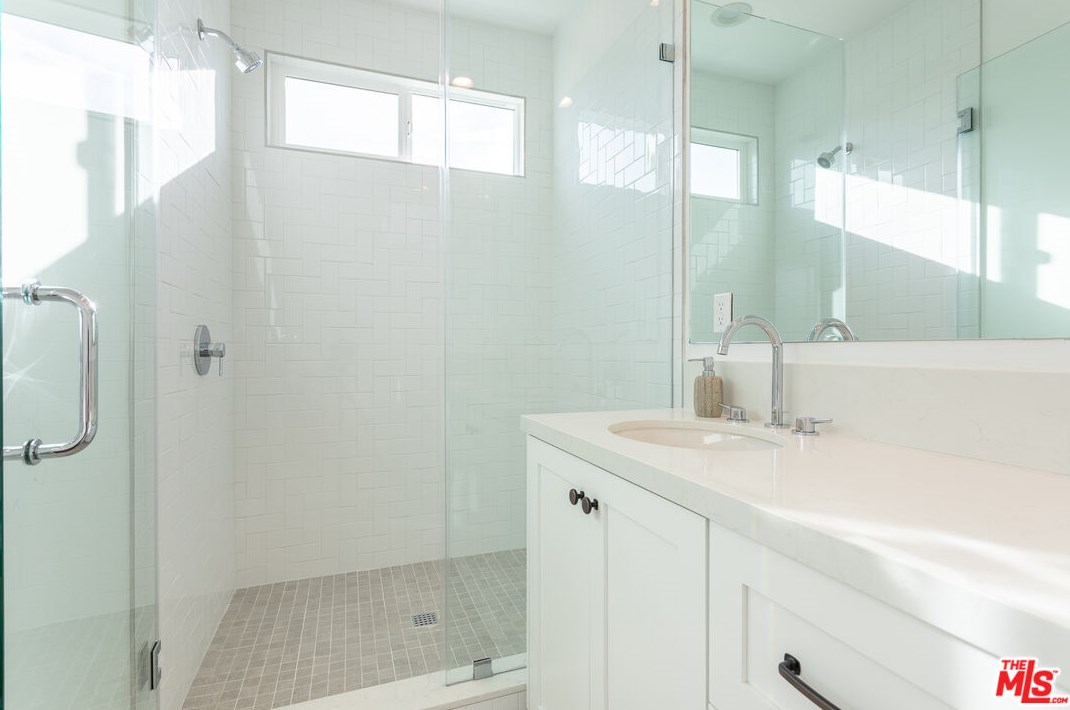 1752 Marvin Ave, Los Angeles CA  90016-1110 exterior