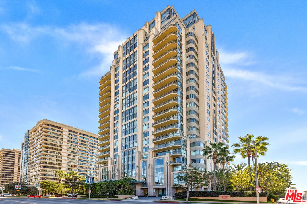10800 Wilshire Blvd, Los Angeles CA  90024-4203 exterior