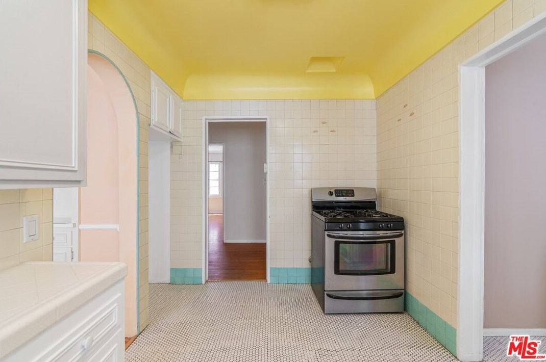 7932 Blackburn Ave, Los Angeles CA  90048-4418 exterior