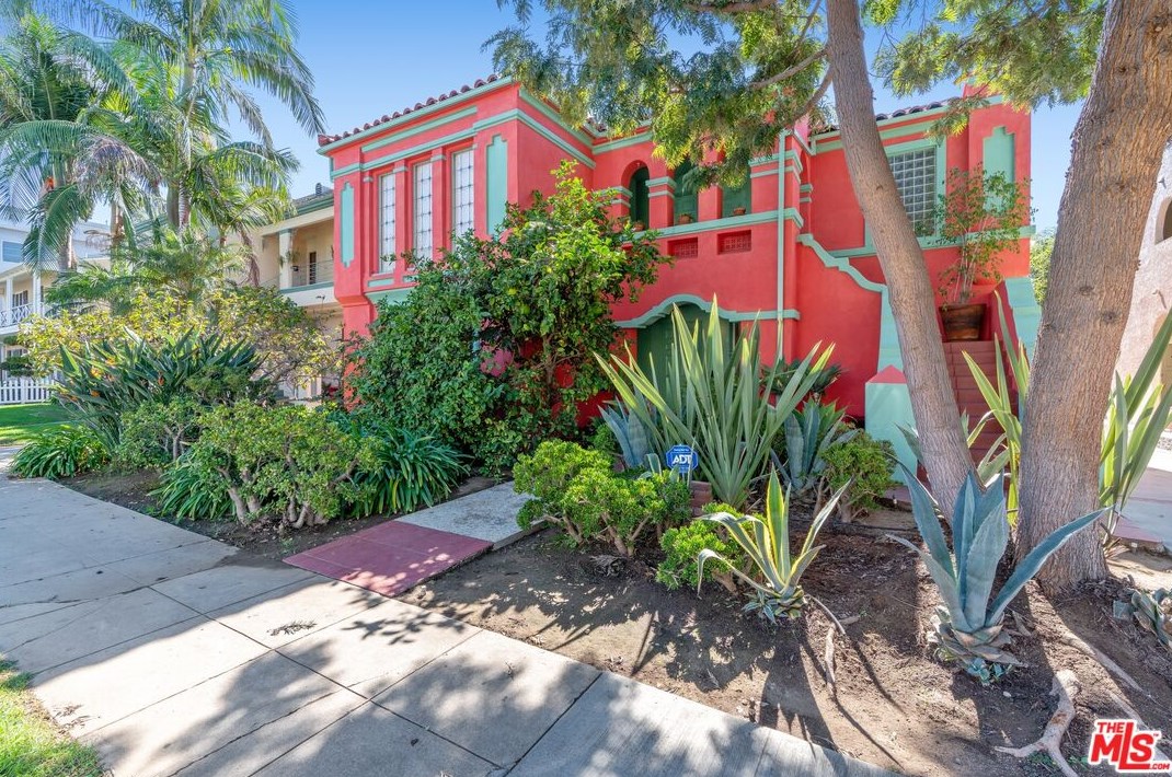 7932 Blackburn Ave, Los Angeles CA  90048-4418 exterior