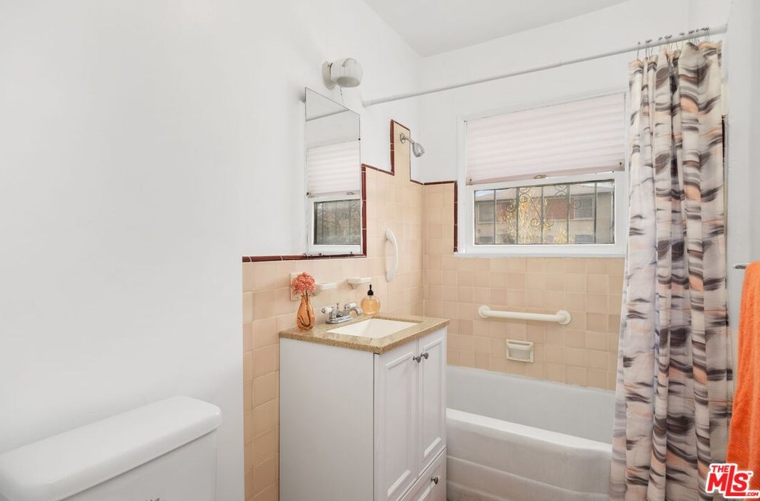 1311 Highland Ave, Los Angeles CA  90019-2969 exterior