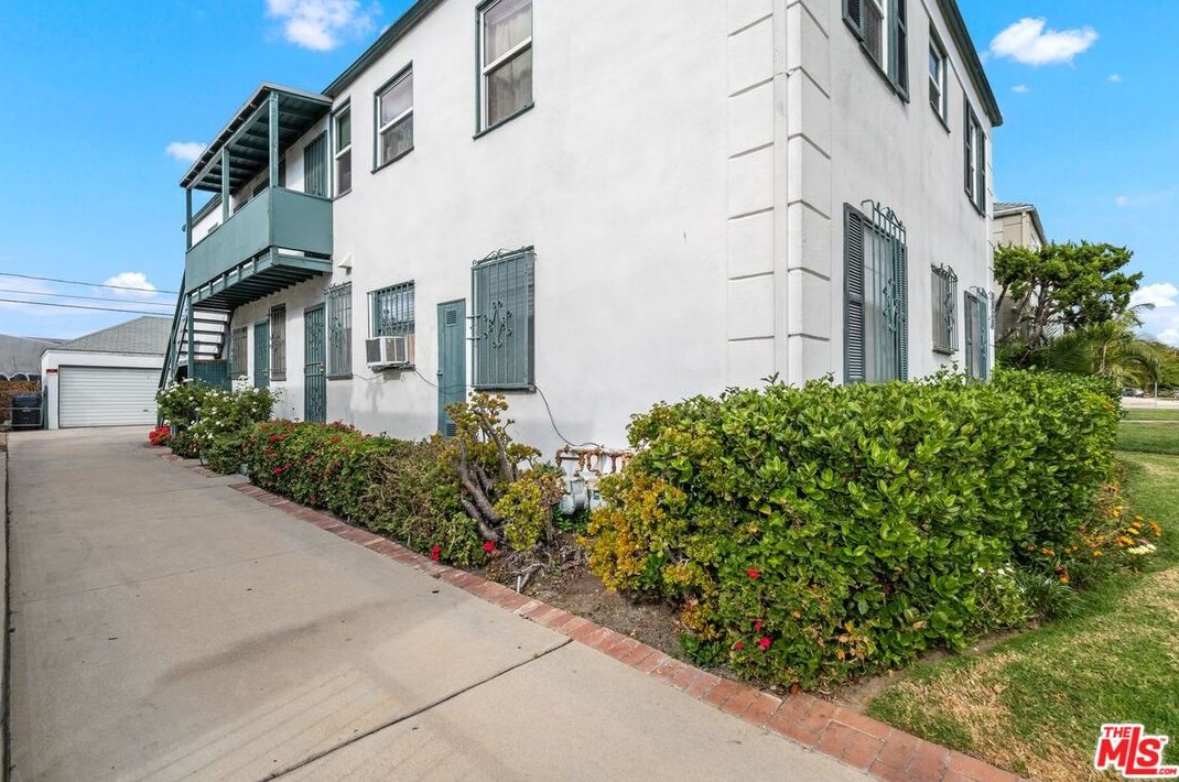 1311 Highland Ave, Los Angeles CA  90019-2969 exterior
