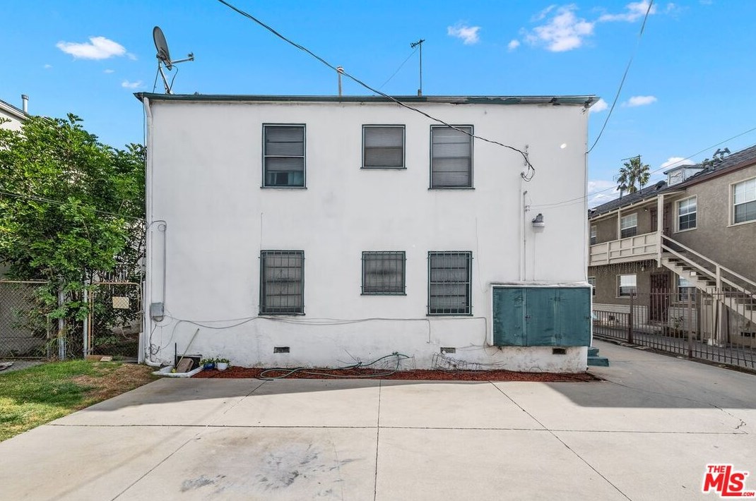 1311 Highland Ave, Los Angeles CA  90019-2969 exterior